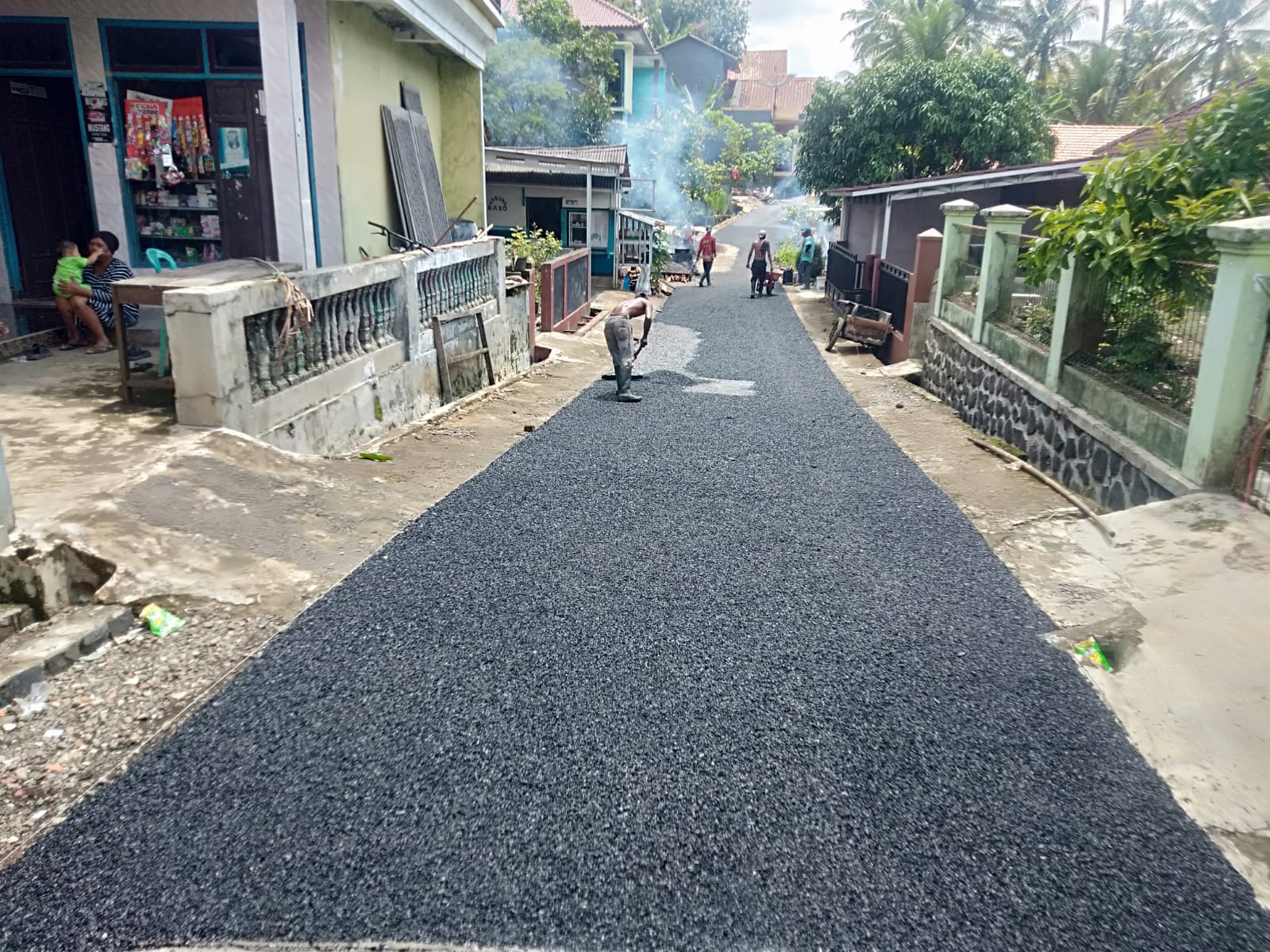 pengaspalan jalan yang telah rusak